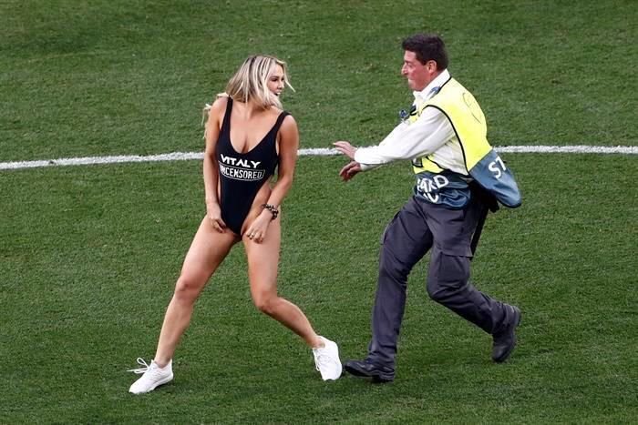 PipoCalderon__'s tweet photo. Protesta feminista en medio de la final de la champions... Más información en https://t.co/EqpJyW22pT 😬
Liverpool vs Tottenham https://t.co/ObOM65cl1k
