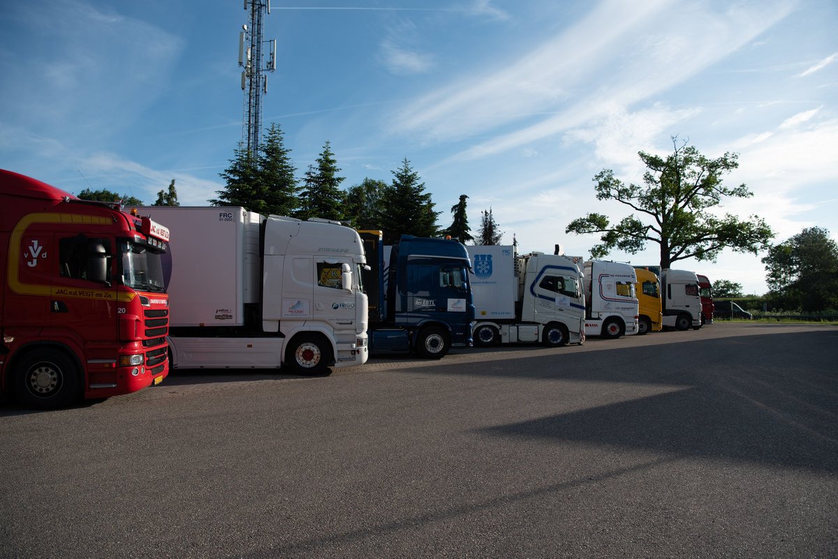 alpedhuzes's tweet photo. 🚚 🚛 🚚 🚛 Gisteren zijn de vrachtwagens richting Alpe d’Huez vertrokken. 🏔 Vandaag kwamen ze aan op de berg. Een geweldige fotoreportage van Barbara Daamen 📷 📷 📷. Tot op de berg allemaal! En deel vooral jullie eigen foto’s met #ad6. 🙌 https://t.co/JyGBBIenlw