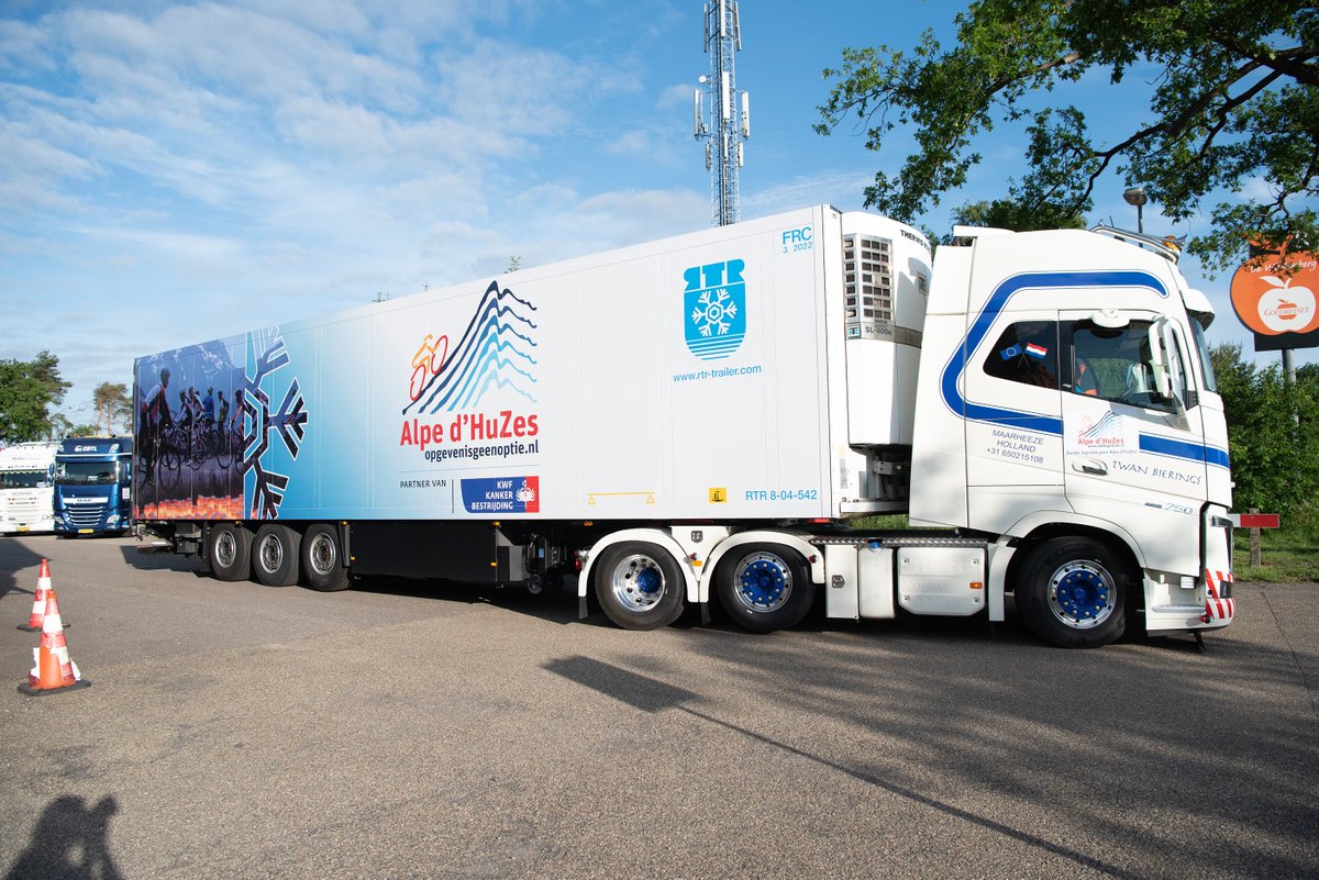 alpedhuzes's tweet photo. 🚚 🚛 🚚 🚛 Gisteren zijn de vrachtwagens richting Alpe d’Huez vertrokken. 🏔 Vandaag kwamen ze aan op de berg. Een geweldige fotoreportage van Barbara Daamen 📷 📷 📷. Tot op de berg allemaal! En deel vooral jullie eigen foto’s met #ad6. 🙌 https://t.co/JyGBBIenlw