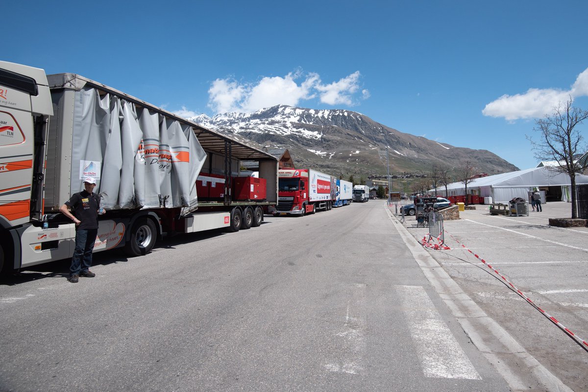 alpedhuzes's tweet photo. 🚚 🚛 🚚 🚛 Gisteren zijn de vrachtwagens richting Alpe d’Huez vertrokken. 🏔 Vandaag kwamen ze aan op de berg. Een geweldige fotoreportage van Barbara Daamen 📷 📷 📷. Tot op de berg allemaal! En deel vooral jullie eigen foto’s met #ad6. 🙌 https://t.co/JyGBBIenlw