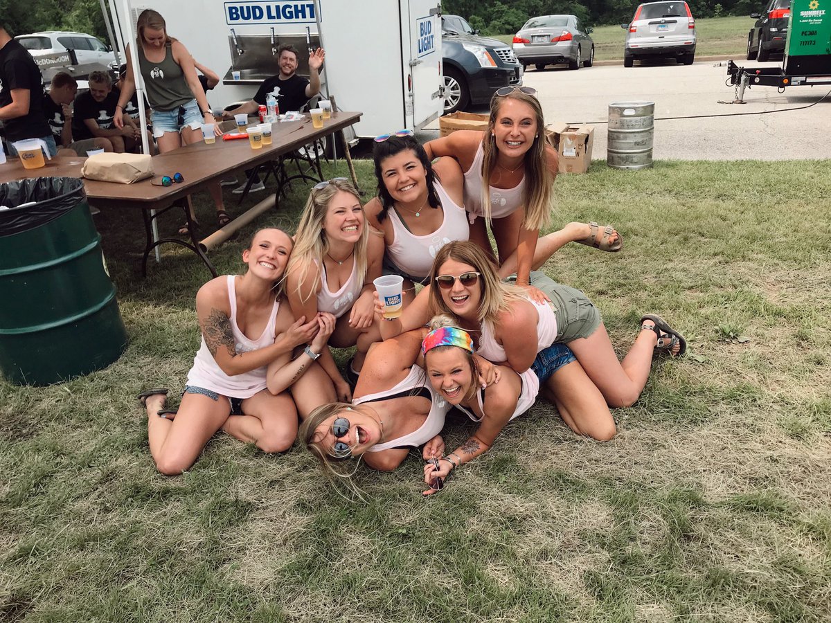 cassidykay786's tweet photo. graduating and being away from your friends is SO hard, but being all together again makes it that much more special https://t.co/e30P5tRzds