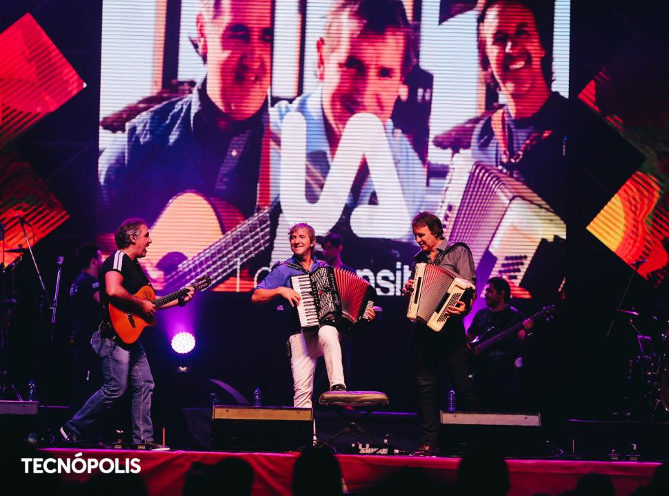 TecnopolisArg's tweet photo. ¡Ahora suenan @losalonsitos_ en la #MaratonDeRecitales! 😄
A puro #Chamamé 🎶 
Luego #GrupoTupá, #BlasMartínezRieraGrupo y #TiloEscobar. 
✅ No te lo pierdas y mira el show online acá 👇 
https://t.co/wC5NsMd4fR https://t.co/t43jy3yAjd