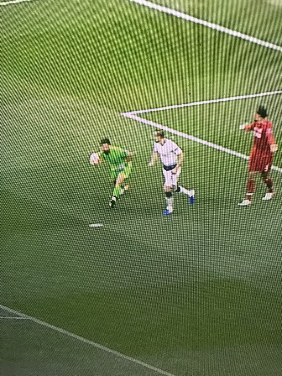SixTimesLFC's tweet photo. If you didn’t shit yourself when this happened, are you even a Liverpool fan? https://t.co/wytyAVnCUs