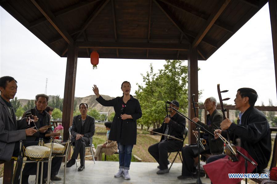 ChinaDaily's tweet photo. In Qiangwan village, Northwest China's Gansu province, Qinqiang opera enthusiasts are now able to show their talent in a more pleasant environment thanks to local government's efforts to improve the ecological environment.  https://t.co/vJAROXvpBN https://t.co/OK30JfWUHL