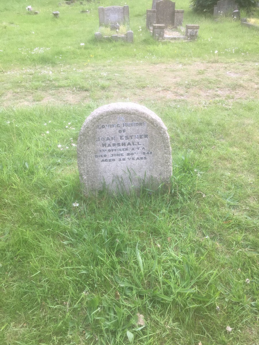 sallyacb275's tweet photo. Maidenhead All Saints has a high concentration because of @WLACFlying proximity and the wartime HQ for ATA. Also around the location of Ferry Pools. Distinctive with ‘Aetheris Avidi ‘ - Eager for the Air on the headstones. ✈️ https://t.co/hZKBuVM3u7
