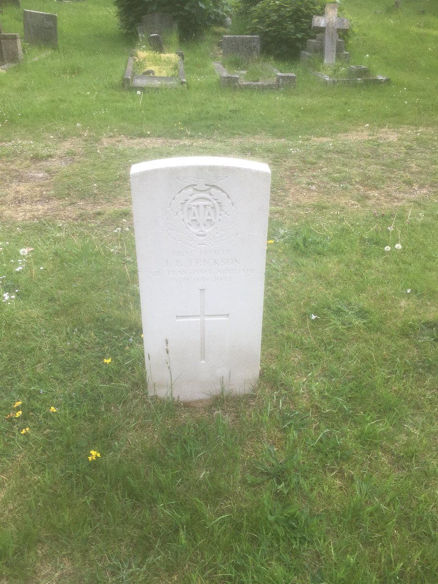 sallyacb275's tweet photo. Maidenhead All Saints has a high concentration because of @WLACFlying proximity and the wartime HQ for ATA. Also around the location of Ferry Pools. Distinctive with ‘Aetheris Avidi ‘ - Eager for the Air on the headstones. ✈️ https://t.co/hZKBuVM3u7
