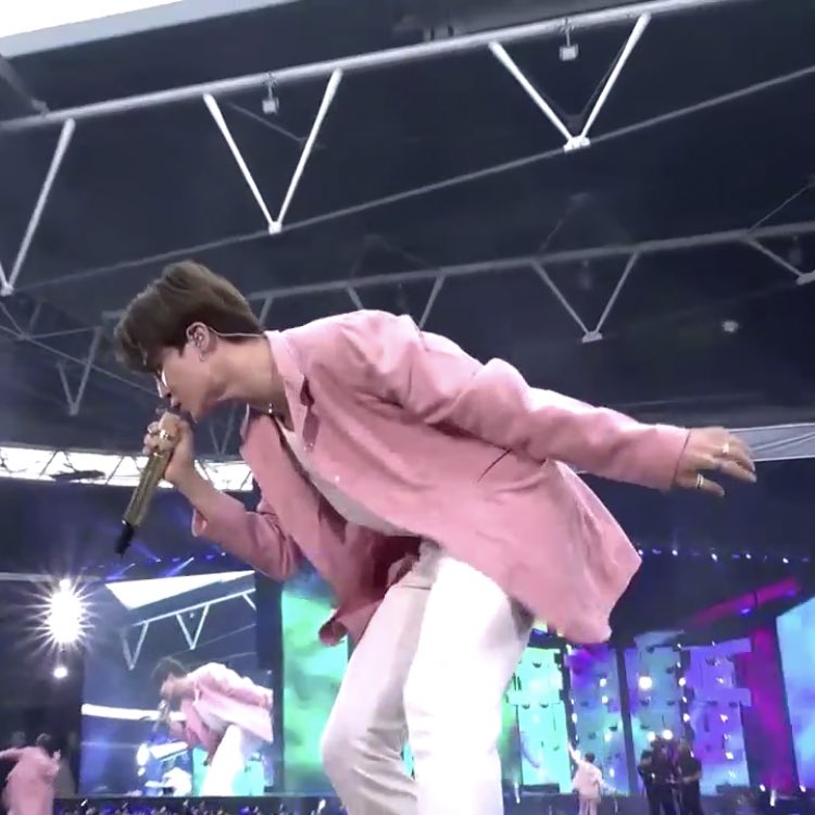 minieposts's tweet image. pretty in pink 💓 #JIMIN #BTS #BTSatWembley