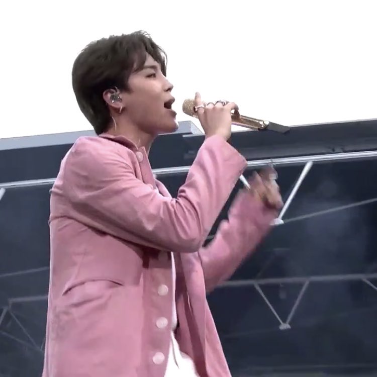 minieposts's tweet image. pretty in pink 💓 #JIMIN #BTS #BTSatWembley