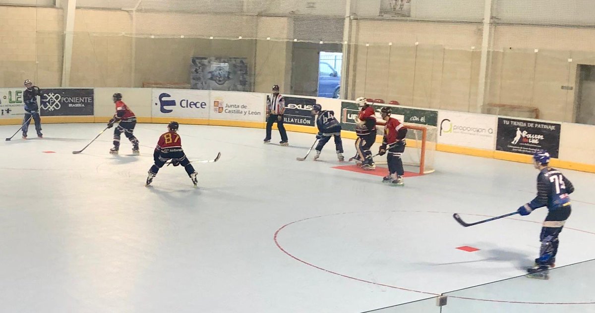AyuntamientoVLL's tweet photo. 👏🏻 Felicidades al @CPLValladolid por su victoria ante el @espanyahc en final de la #Liga Élite Masculina de la @FedPatinaje...
Alcalde @oscar_puente_ y Concejal @DeportesVLL @alberbustos han acompañado a los ganadores.
¡Si! ¡La Liga se queda en #Valladolid! ¡Vamos #CPLV! 🏒🥅💪🏼 https://t.co/zR0Y693PF4