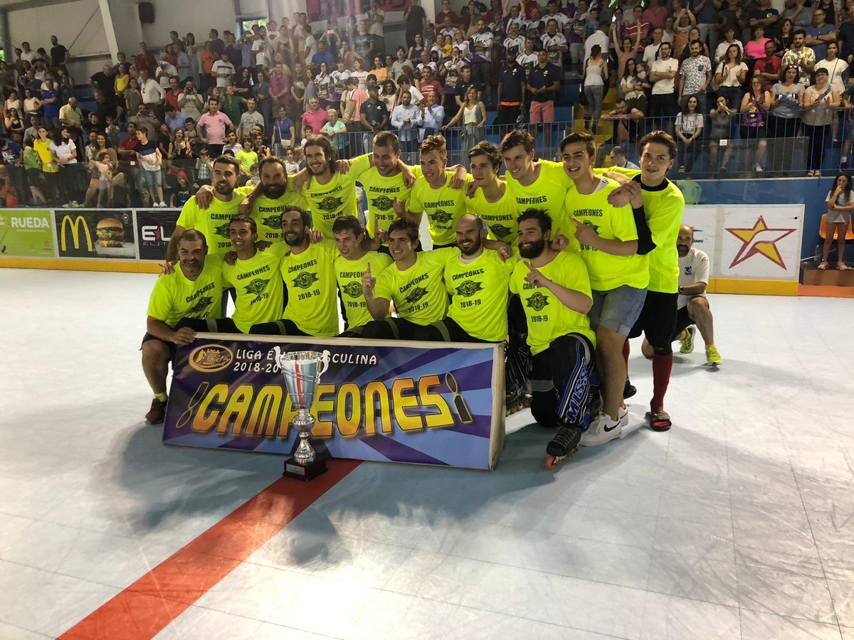 AyuntamientoVLL's tweet photo. 👏🏻 Felicidades al @CPLValladolid por su victoria ante el @espanyahc en final de la #Liga Élite Masculina de la @FedPatinaje...
Alcalde @oscar_puente_ y Concejal @DeportesVLL @alberbustos han acompañado a los ganadores.
¡Si! ¡La Liga se queda en #Valladolid! ¡Vamos #CPLV! 🏒🥅💪🏼 https://t.co/zR0Y693PF4