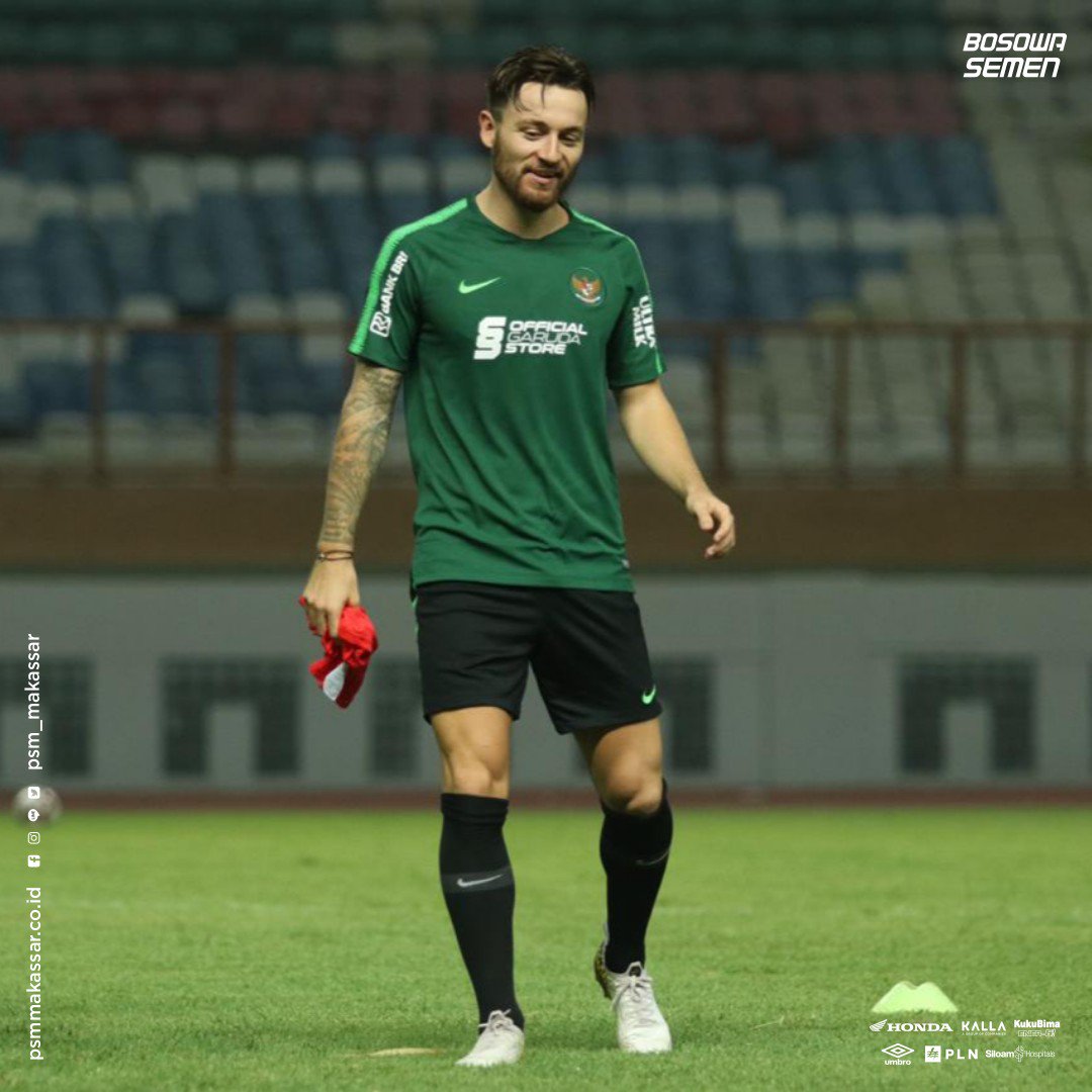 PSM_Makassar's tweet photo. From Makassar for Indonesia 🇮🇩🇮🇩🇮🇩. Ewakooo!

Latihan perdana @marcklok10 bersama tim nasional.

By the way, selamat sahur dan menonton final @ChampionsLeague 👌. Kamu Liverpool atau Totenham?

#PSMarise #EwakoPSM #Timnas https://t.co/nYDp1CYuXM
