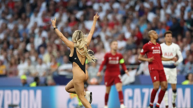 FLAŞ! Şampiyonlar Ligi finalinde sahaya giren kadın taraftar Fenerbahçe’den daha uzun süre Şampiyonlar Ligi’nde kaldı.