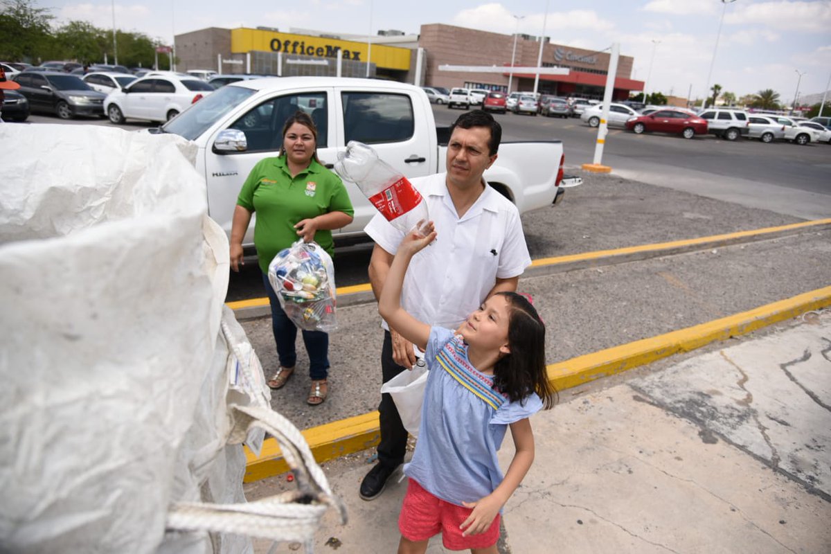 HermosilloGob's tweet photo. En familia, ¡#HermosilloRecicla!

#TransformamosHermosillo https://t.co/23UDUfvzOW