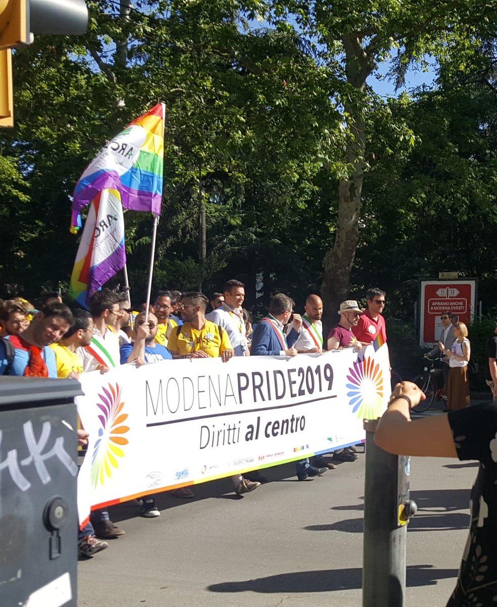 Iperbole_'s tweet image. Poter essere in prima fila, nella mia città, nel suo primo pride, a portare avanti lo striscione con tutte le istituzioni vicine, l&apos;ho vissuta come una grande emozione e come un premio per tutti i sacrifici e le cattiverie subìte #beproud  🌈 #ModenaPride