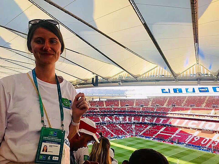 ThePracticeRO's tweet image. Our Ioana Moașa is watching the #uclfinal live for the third year in a row! 🏆🏆🏆 This time from Madrid! Ioana is managing the Romanian delegation of the #FootballForFriendship international social program for children. ⚽️⚽️⚽️ #humansofmsl 📸 @IoanaBla
