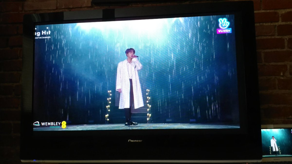 knitsmith's tweet photo. Jin did so good! #BTS #BTSatWembley #Epiphany #JIN https://t.co/DcacJDCjPf