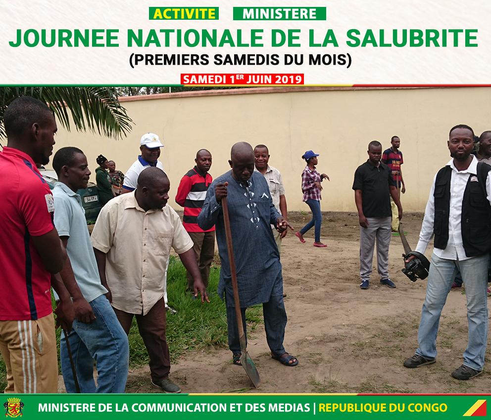 MinistereComCG's tweet photo. Répondant à l'appel du #PM @ClementMouamba, relatif à la journée nationale de salubrité, les cadres et agents des différents organes sous tutelle du Min. de la Communication, ont assaini ce samedi 1er juin 2019, l'environnement de l'imprimerie nationale du Congo. @ThMoungalla https://t.co/mjSHWOzIWK