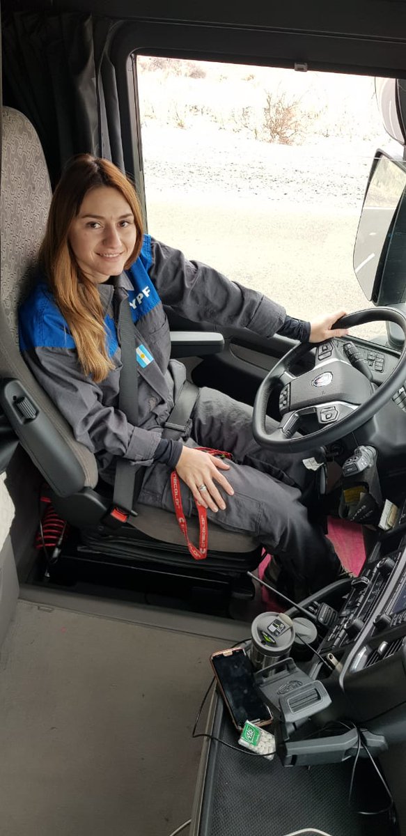 campraguille's tweet image. Ella es Virgina Melchor. Tiene 28 años y es conductora profesional e instructora de 90 choferes.
Condujo el bitrén en toda la prueba técnica para @YPFoficial, transportando contenedores half height que el día de mañana llevarán arena para Vaca Muerta. Qué genia!!🙋‍♀️🚛