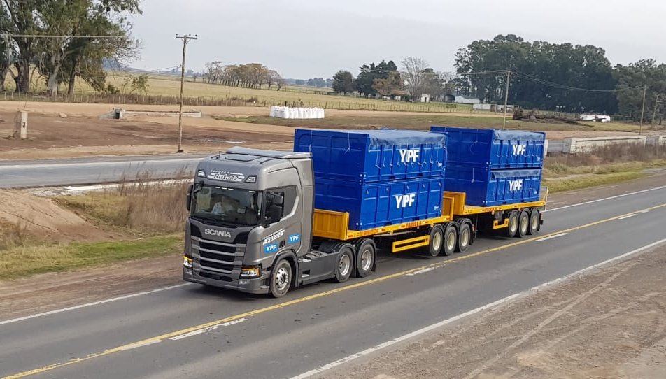 campraguille's tweet image. Ella es Virgina Melchor. Tiene 28 años y es conductora profesional e instructora de 90 choferes.
Condujo el bitrén en toda la prueba técnica para @YPFoficial, transportando contenedores half height que el día de mañana llevarán arena para Vaca Muerta. Qué genia!!🙋‍♀️🚛
