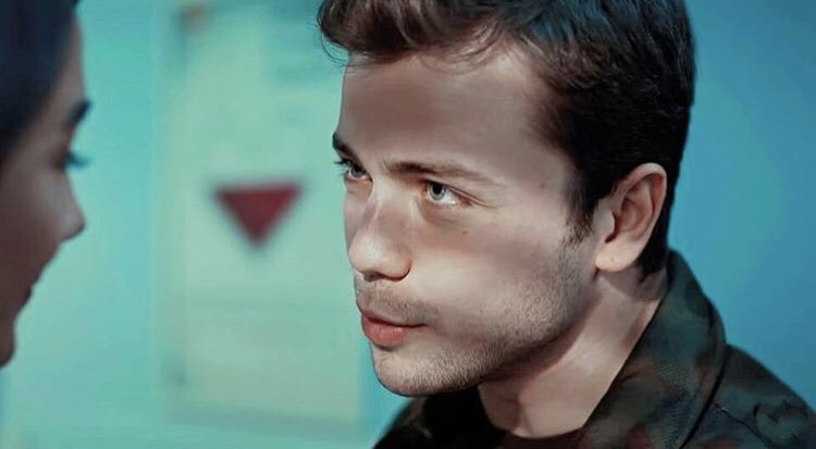 Kapı gibi kıdemli üsteğmen kapattın Allahtan belanı mı arıyorsun 

Benim güzel asil bir doktor sana yüz vermiş elin boş geliyorsun

SonsuzAşk YavBah