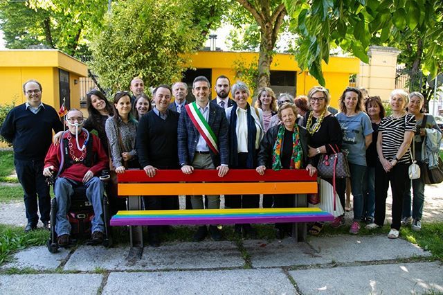 Corriere's tweet photo. E' stata inaugurata a Parma, in occasione del mese del Pride, una panchina arcobaleno. "Un piccolo gesto per noi importante", ha detto il sindaco della città Federico Pizzarotti. "Si tratta di un simbolo della difesa dei diritti di tutte le donne e gli u… https://t.co/B5h7c9lLO0 https://t.co/9cATuKO7Lc