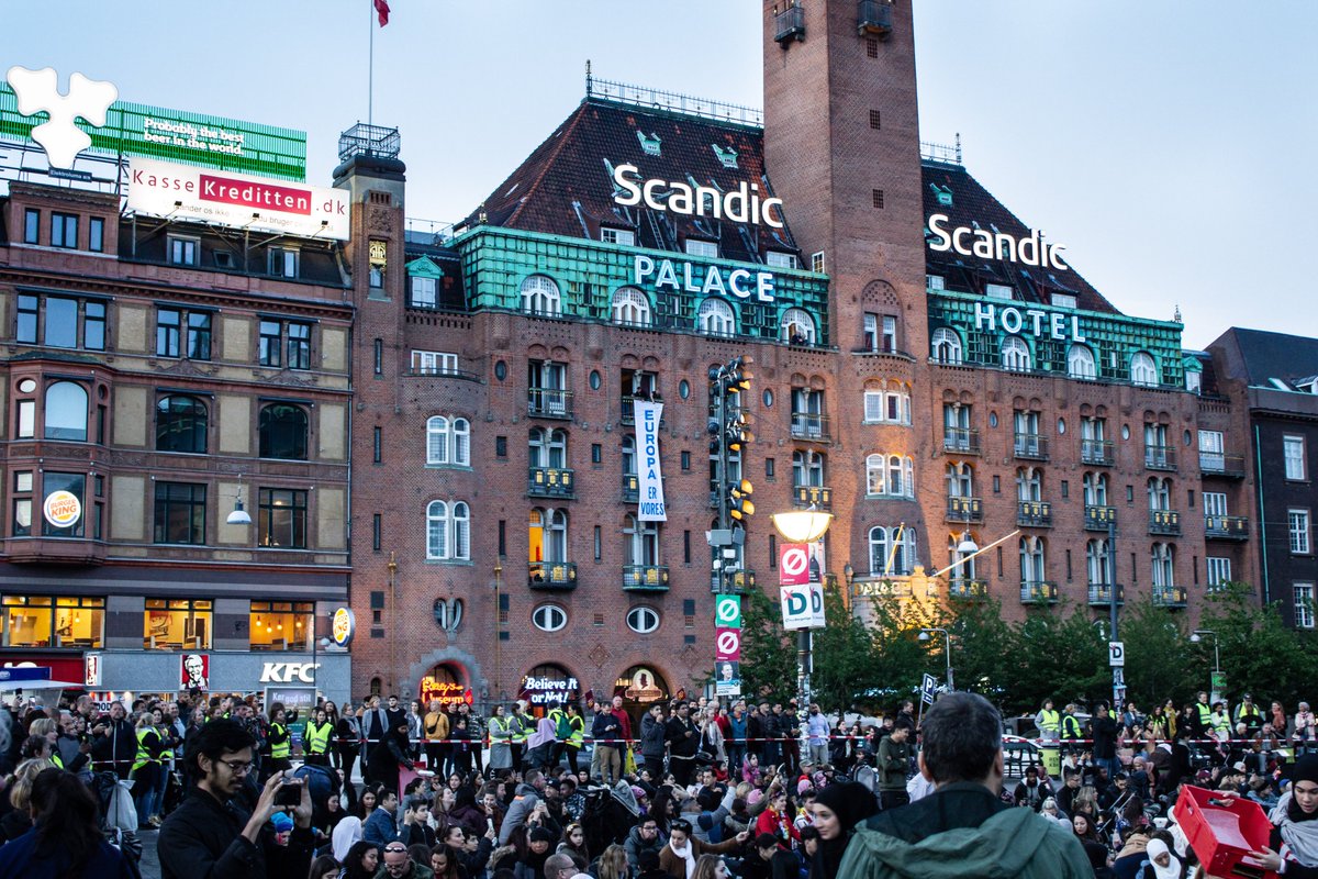 IdentitaerDK's tweet photo. Today we interrupted Denmark's biggest radaman event that was held in the center of Copenhagen. As the prayer sounded on the square we dropped a banner saying "Europe is ours" and an activist gave a speech, while the many gathered muslims looked on.  #EuropeIsOurs https://t.co/sr8rzuleRb