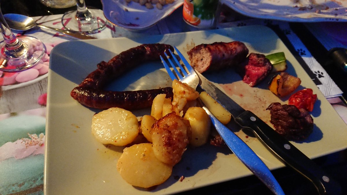 LauraLazou1's tweet photo. Bonne soirée à tout le monde. 
Vive les barbecues et vive la bonne viande française 👍 👍 
#agriculteursdebretagne 
#CeuxQuiFontLaViande 
@agriculteursBzh https://t.co/sIh4GMhODe