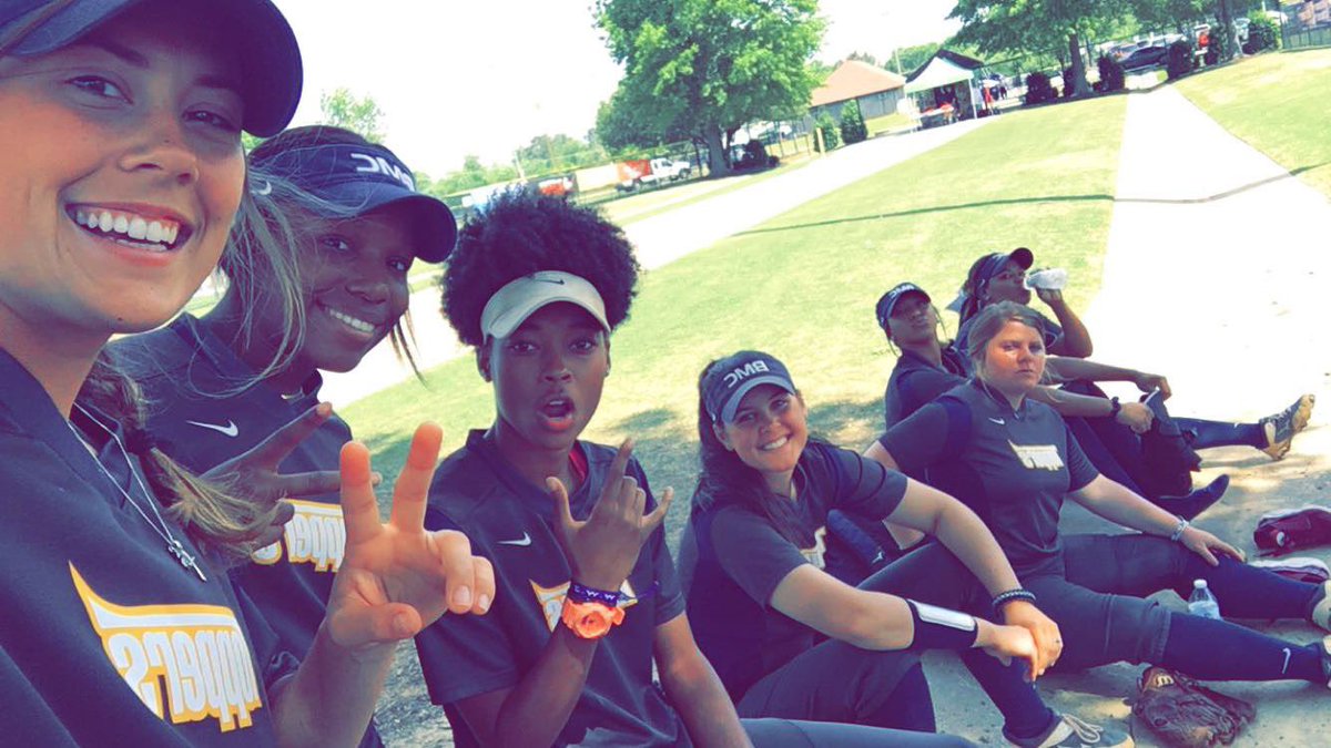 kellybeth09's tweet photo. Happy birthday @miahalexis23 u fr the best. So thankful for you and MeggyWap ❤️ https://t.co/9bSK2UQ6cA