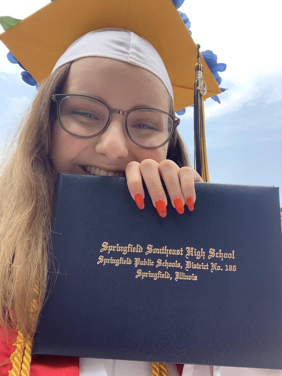 timewilltll's tweet photo. i graduated https://t.co/k2uU5TvGMb