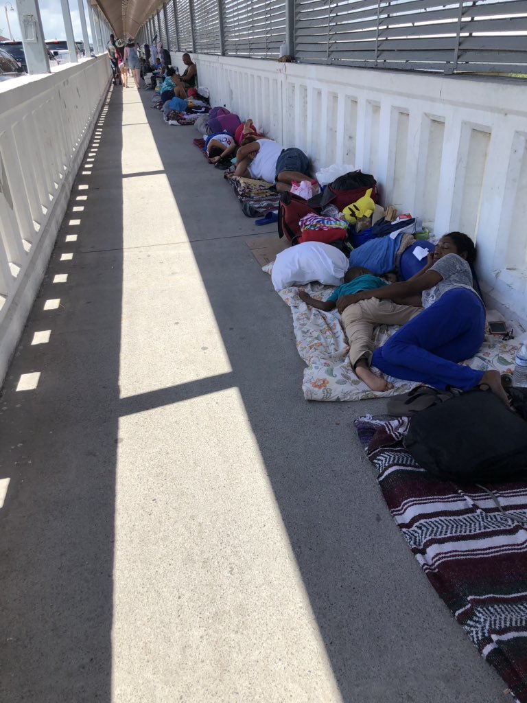 What it looks like in this heat on the Mexican side of the bridge. American side took 20 minutes for an American.#bordercrisis #beahumanitarian