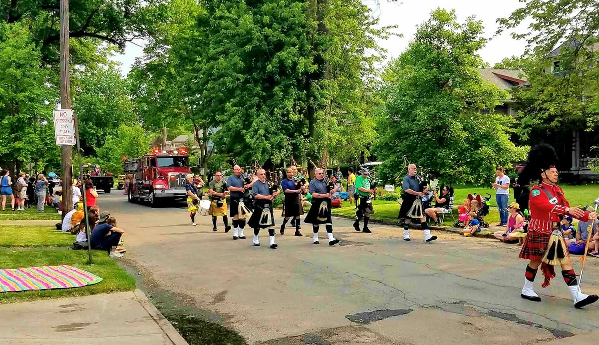 ToledoFire's tweet photo. We had a great time participating in the 48th Annual @OldWestEnd Parade this morning. Proud of the traditions that make us the community that we are! #toledofire #tfrdpipesdrums #toledo419 #owefest #kingwamba https://t.co/GGC4Xl4tK7