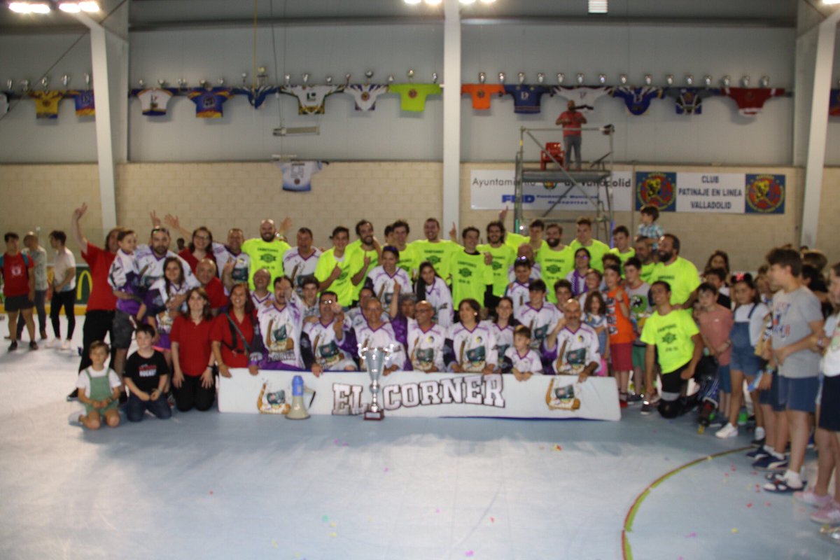 cornercplv's tweet photo. La Peña celebra la copa con el equipado del @CPLValladolid https://t.co/0HRriQEgQZ