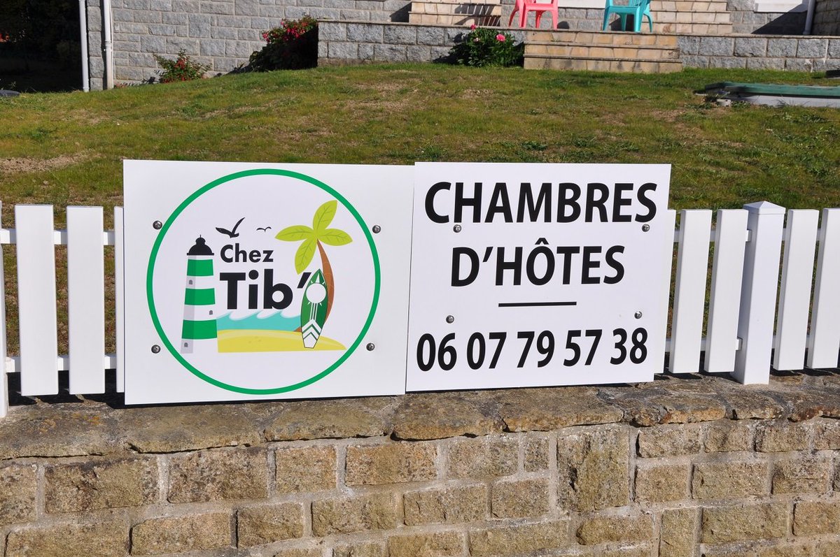 ChezTib's tweet photo. Installation de nos panneaux tant attendus, un petit réglage de niveau à faire et ce sera partie pour une belle saison 😀 Merci à "Concarneau Numérique" pour la réalisation. https://t.co/ToDoOXvg00