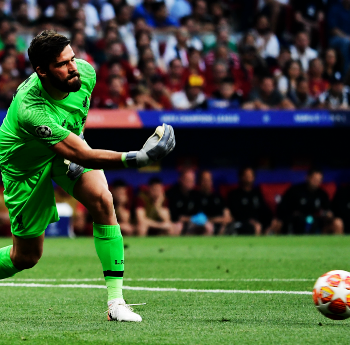 InvictosSomos's tweet photo. ¿62.5 M€ era mucho por Alisson? Valió cada maldito centavo. Guante de Oro en la Premier League y MVP en la final de la UEFA Champions League. Todo en su primer año como jugador del Liverpool. BRUTAL. https://t.co/nLYDbYXMHh