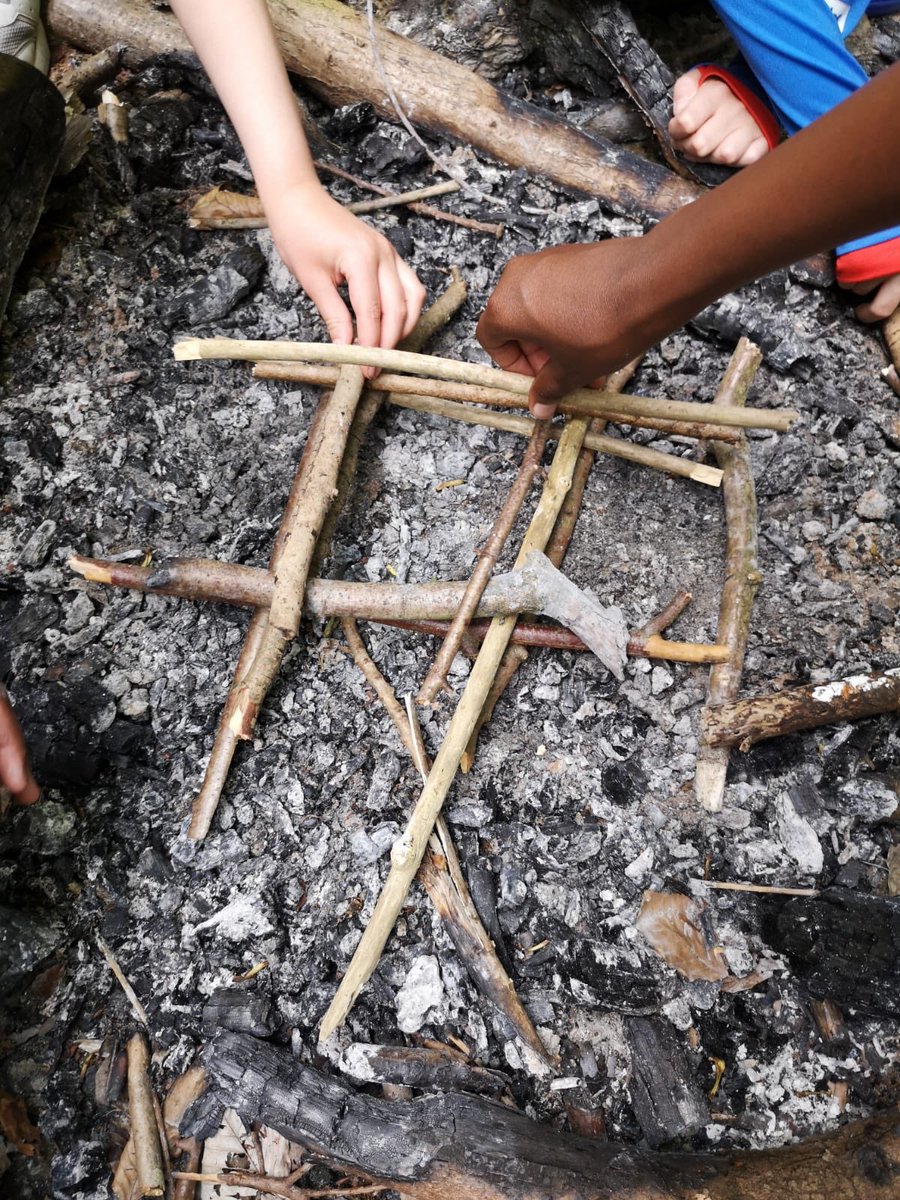 HGGuides's tweet photo. Making fires, fire lighting, making gadgets and bedding rolls โ
now to start cooking dinner! #stage3camp #girlscan #HitherGreen100 @Girlguiding @Guiding_LaSER @3rdLNGuides https://t.co/t89WlcfyDt