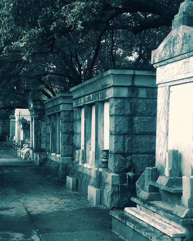 rose_sinister's tweet photo. #CemeterySaturday, and a sad day. My dear old friend @micah_monster died earlier this year after losing her battle with breast cancer, and today her friends will gather in the French Quarter under the Joan of Arc statue where her beloved Krewe of Chartre… https://t.co/CxBgSJBwjB https://t.co/Jjoz0Si8BV