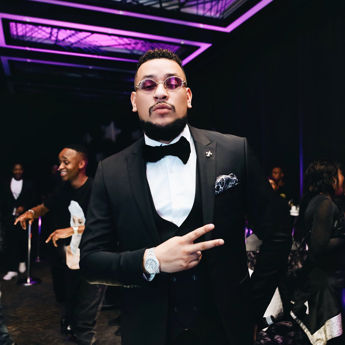 Fatima89876279's tweet image. #SAMA25 am I the only one who thinks Mr Versace was robbed thou 😕