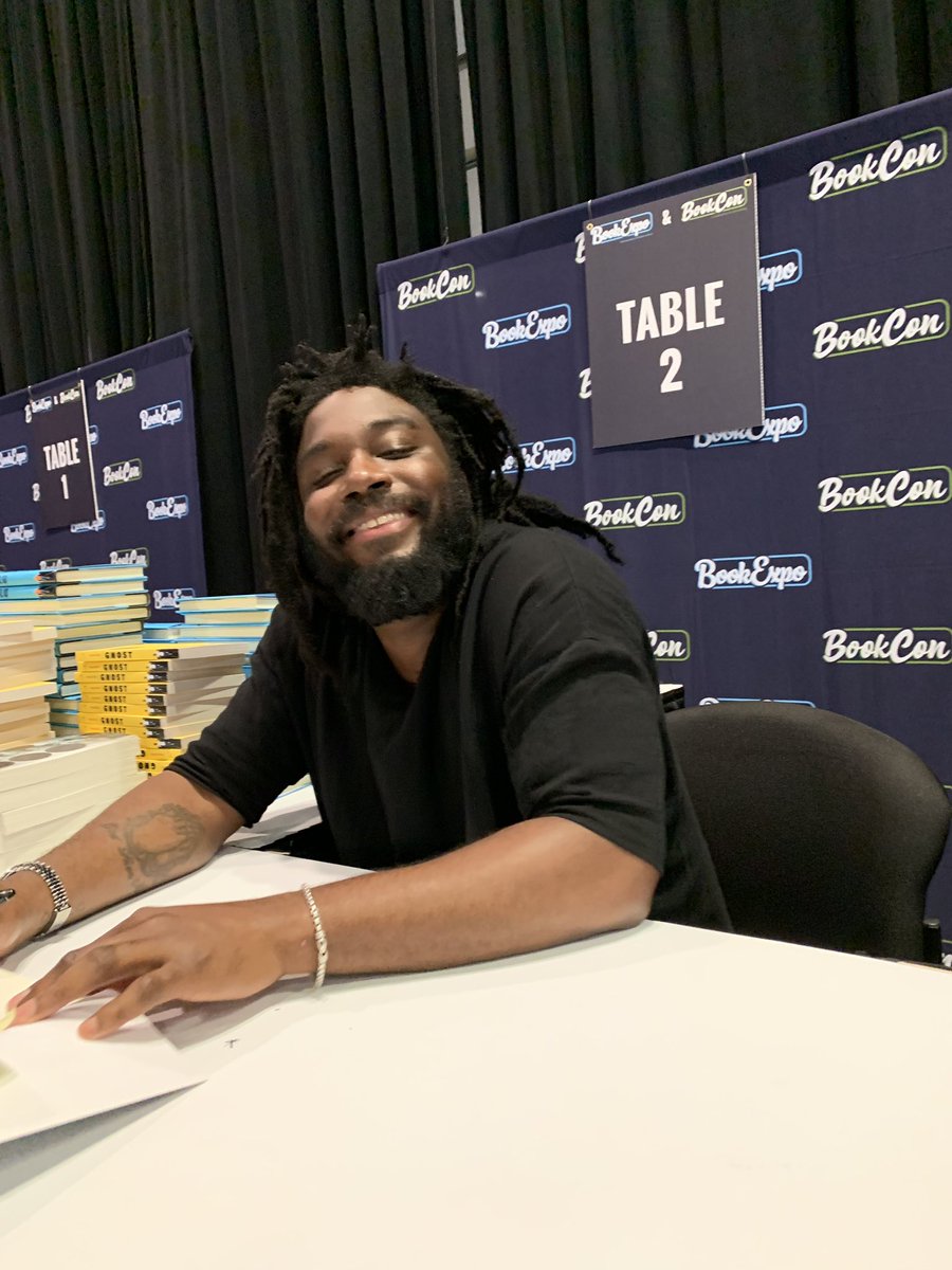simonschuster's tweet photo. This is not a drill!
@jasonreynolds83 is signing copies of his books at #BookCon19!
@SimonTeen #SimonBookLover https://t.co/Yt2jtYjBe9