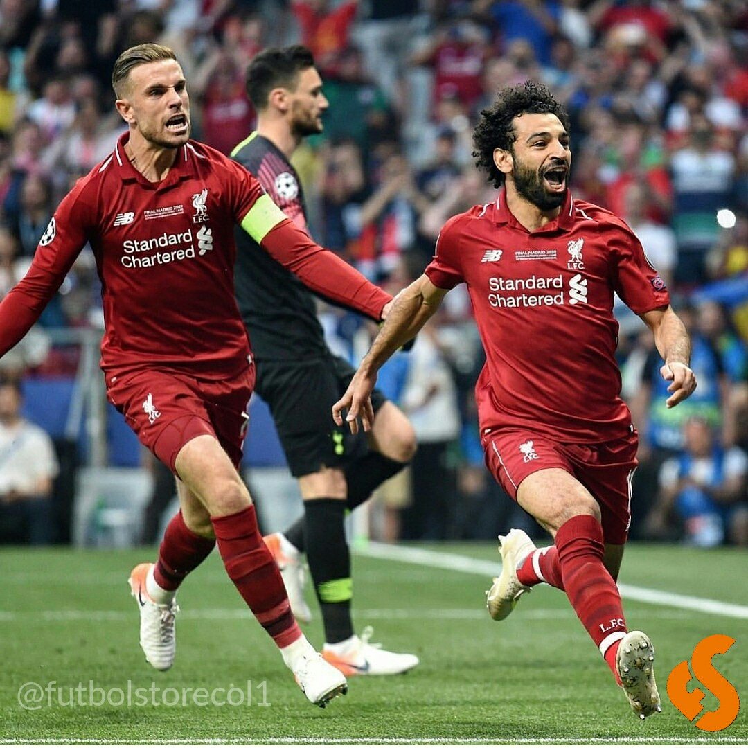 FutbolStorecol's tweet photo. ¡LIVERPOOL CAMPEÓN DE LA UCL!
En una final muy igualada y pálida, el equipo de Klopp logró coronarse campeón por sexta vez de la UCL de la mano de Salah y Origi, quienes al inicio (de penal) y final del partido lograron hacer la diferencia con un 2-0 frente a los Spurs. https://t.co/w6SUURGItS