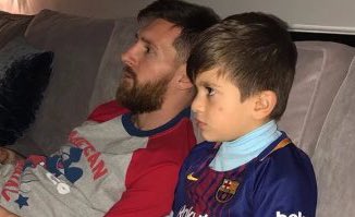 MadoEb's tweet photo. يابن المحظوظة يا #صلاح دا زمانو هايص
#messi #Salah 
#liverpoolvsTottenham 
#دوري_أبطال_أوروبا 
#ليفربول_توتنهام https://t.co/YrRjCVpSp8