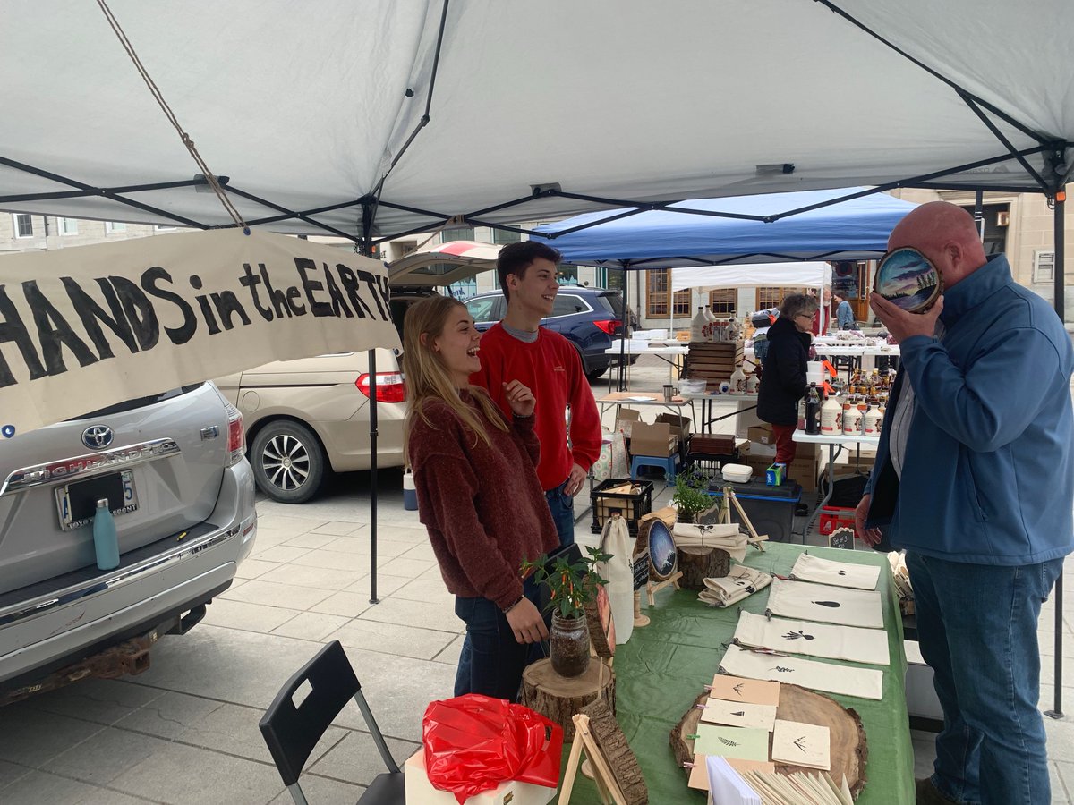 AndyBrookeLmstn's tweet photo. Sometimes even seasoned candidates have shy moments? #humour #Pigeons can be a tough audience. #VoteWithFeet #market @downtownktown @VisitKingston1 @TourismKingston 

@peoplespca #PPC2019 #ygk https://t.co/BZRFYOBf0T