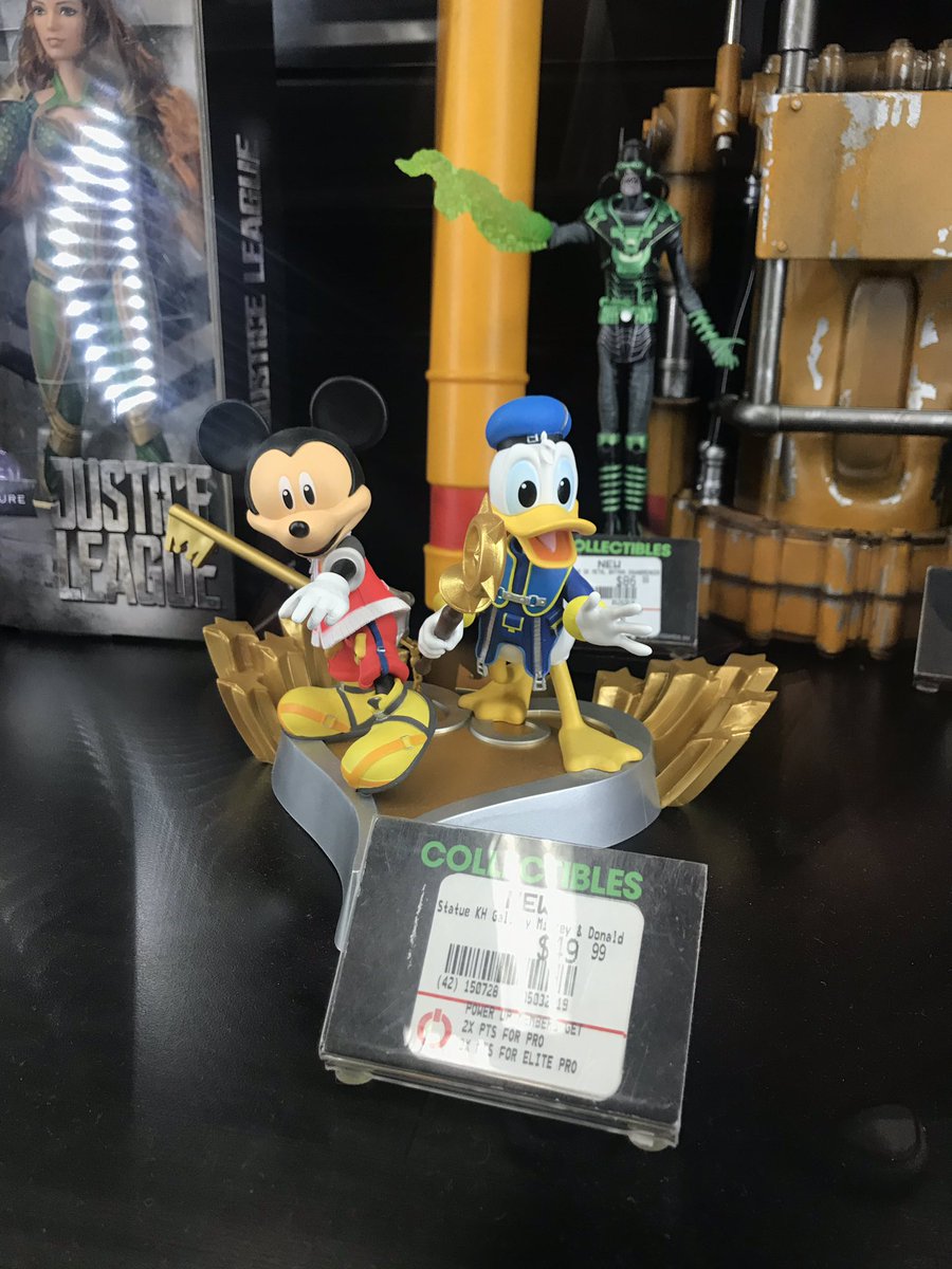 Lobapixel's tweet photo. I was so tempted! But at least I got KH2 Sora sandals on sale for $10 😏🗝🗝. That’s a real come up 🤘 #keystohearts #pixelpeeps https://t.co/RwmhmYT1NC