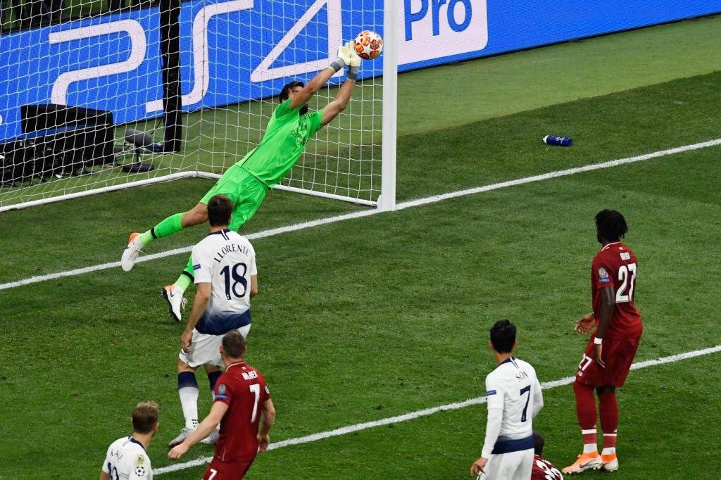 PelotadeTrapoo's tweet photo. Tal vez, la diferencia fundamental entre una final y otra. Karius fue factor decisivo para que Real Madrid gane la Champions anterior. Hoy, Alisson Becker fue figura para resguardar el arco de Liverpool y sostener la ventaja. Algunos cuestionaron su precio, pero lo bueno es caro. https://t.co/j0R3PqYLhb