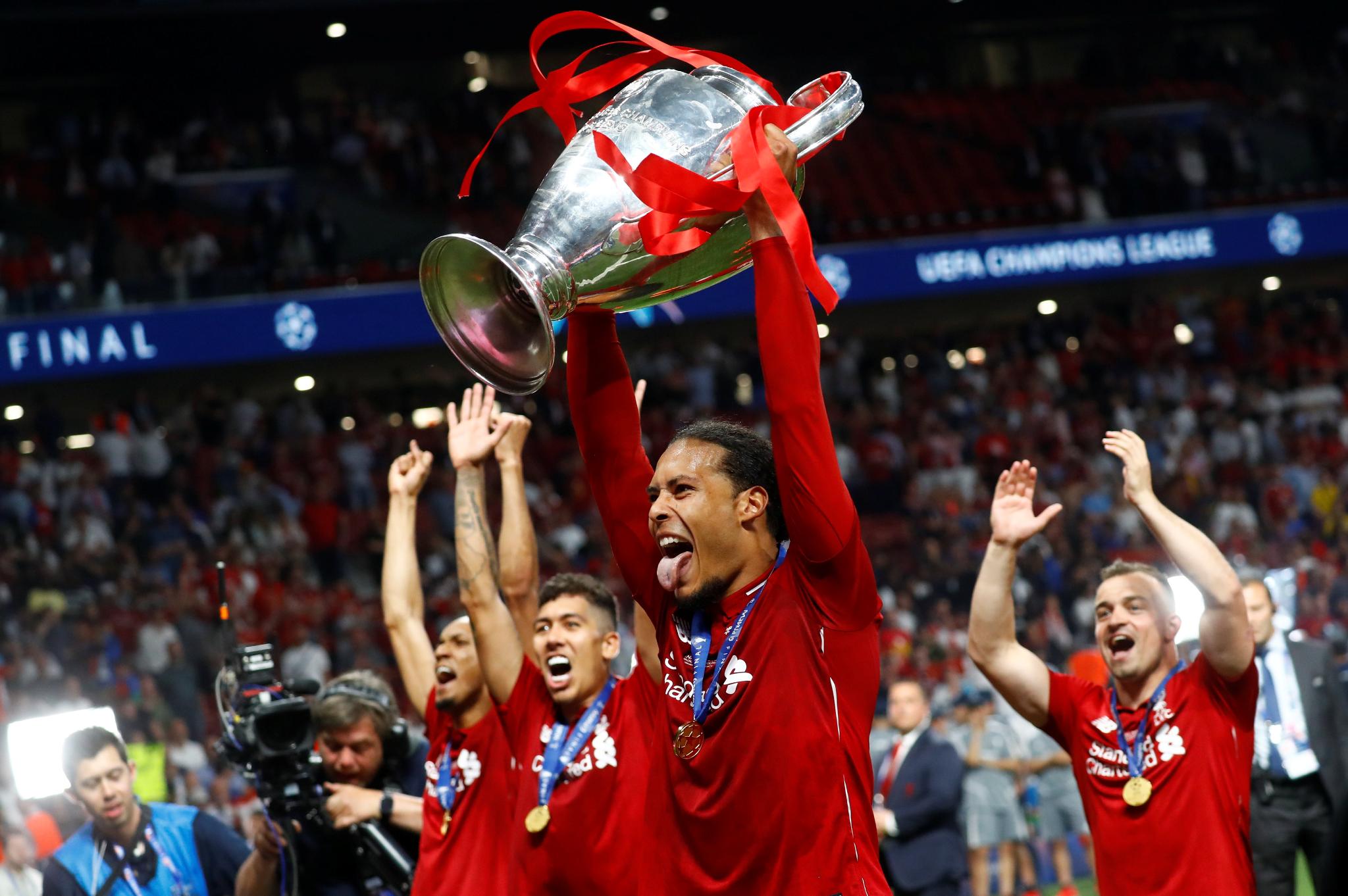 Van Dijk levantando el trofeo.