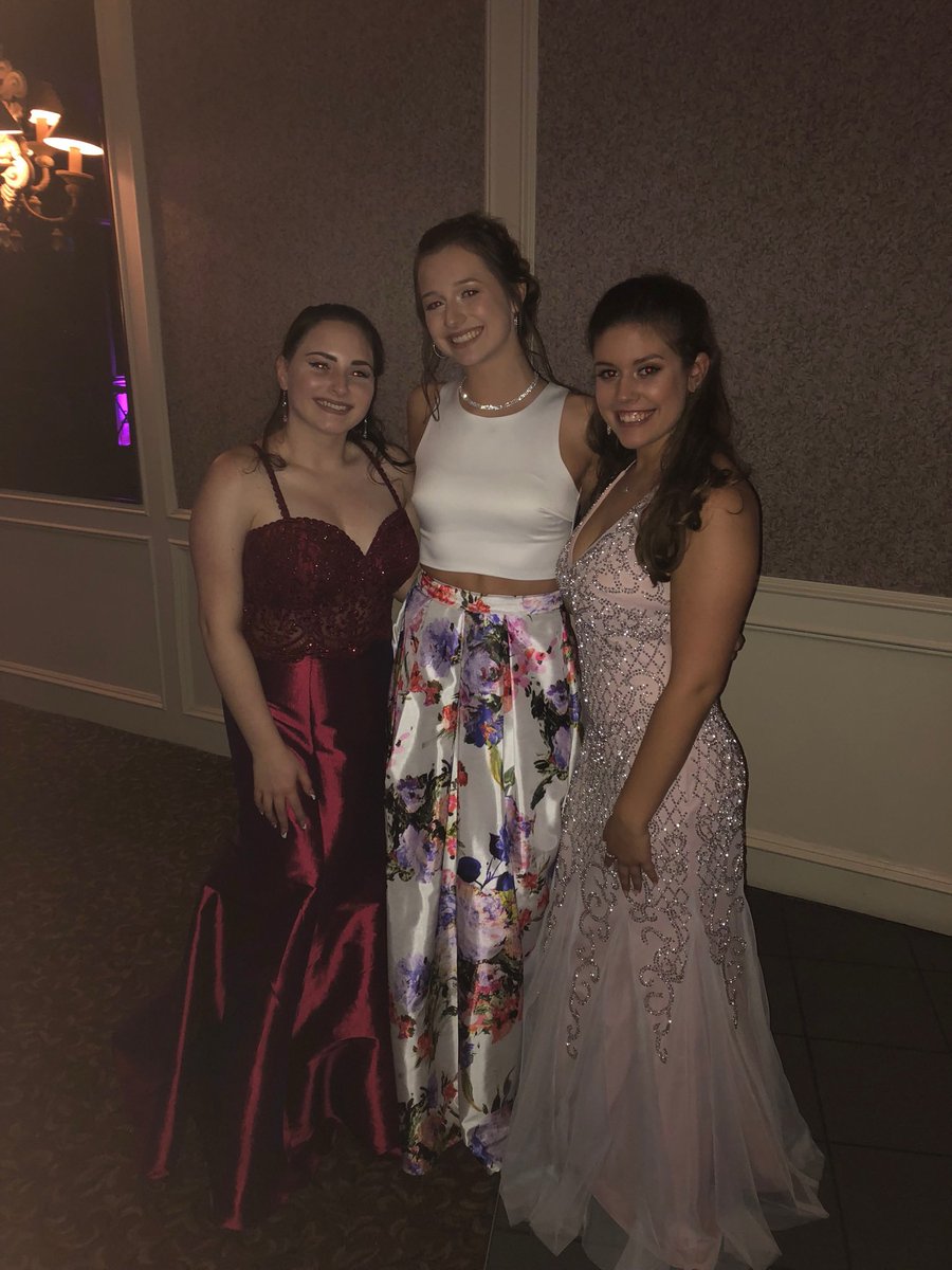victoriapettey's tweet photo. happy birthday @ariana_zag  !!! i love u so much, so glad we skyped that ome time in 6th grade ❤️❤️❤️ https://t.co/5dzDezMygt