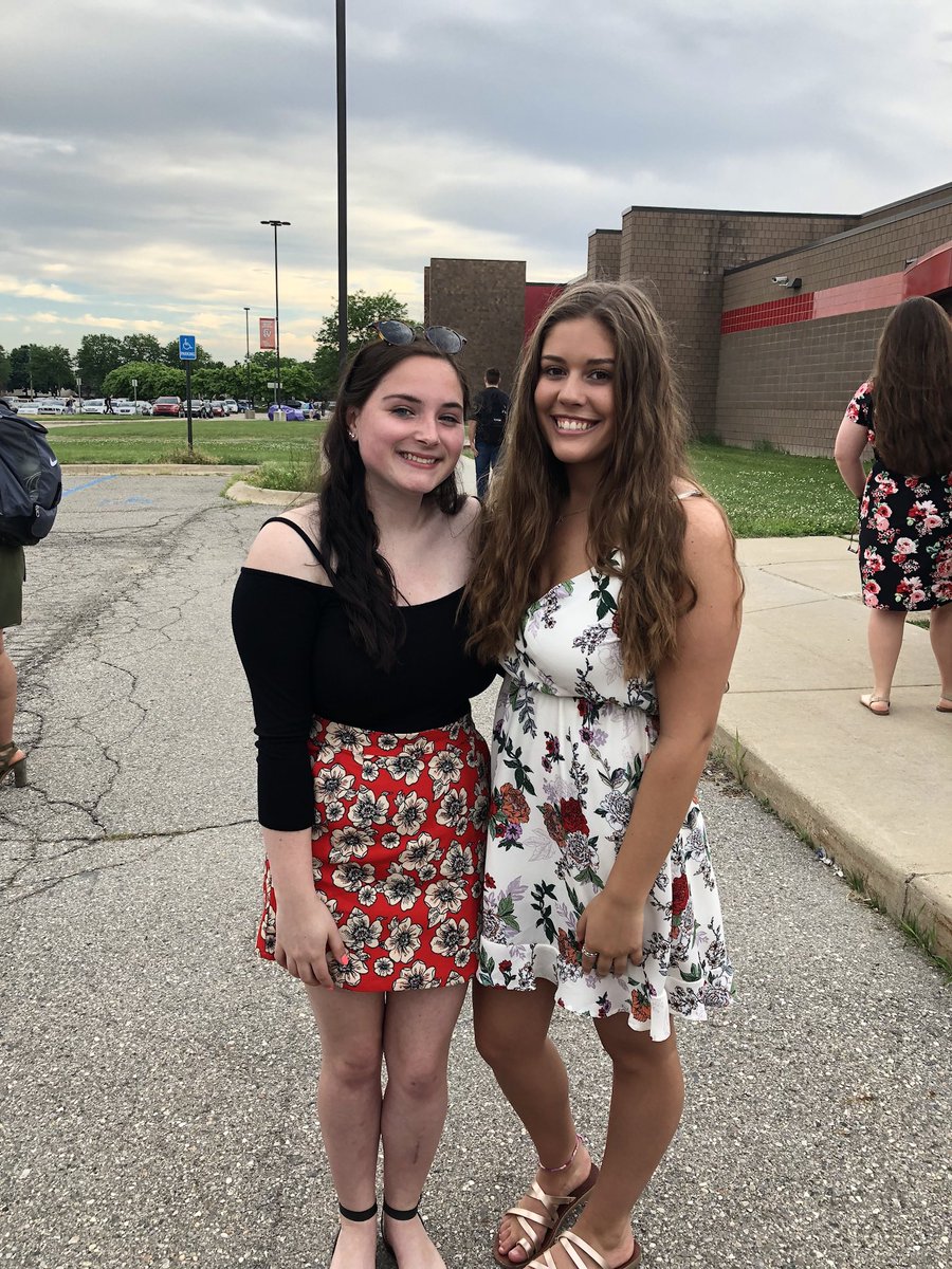 victoriapettey's tweet photo. happy birthday @ariana_zag  !!! i love u so much, so glad we skyped that ome time in 6th grade ❤️❤️❤️ https://t.co/5dzDezMygt
