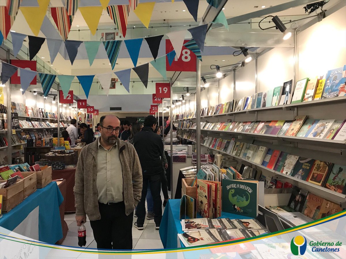 IdCanelones's tweet photo. 📚#FILC2 #Ahora Público de diferentes puntos del departamento y del país continúan llegando al hall y explanada del “Costa Urbana”, espacio en el cual peden conocer y descubrir librerías, editoriales y escritores nacionales e internacionales. https://t.co/jCPG9KRkQF