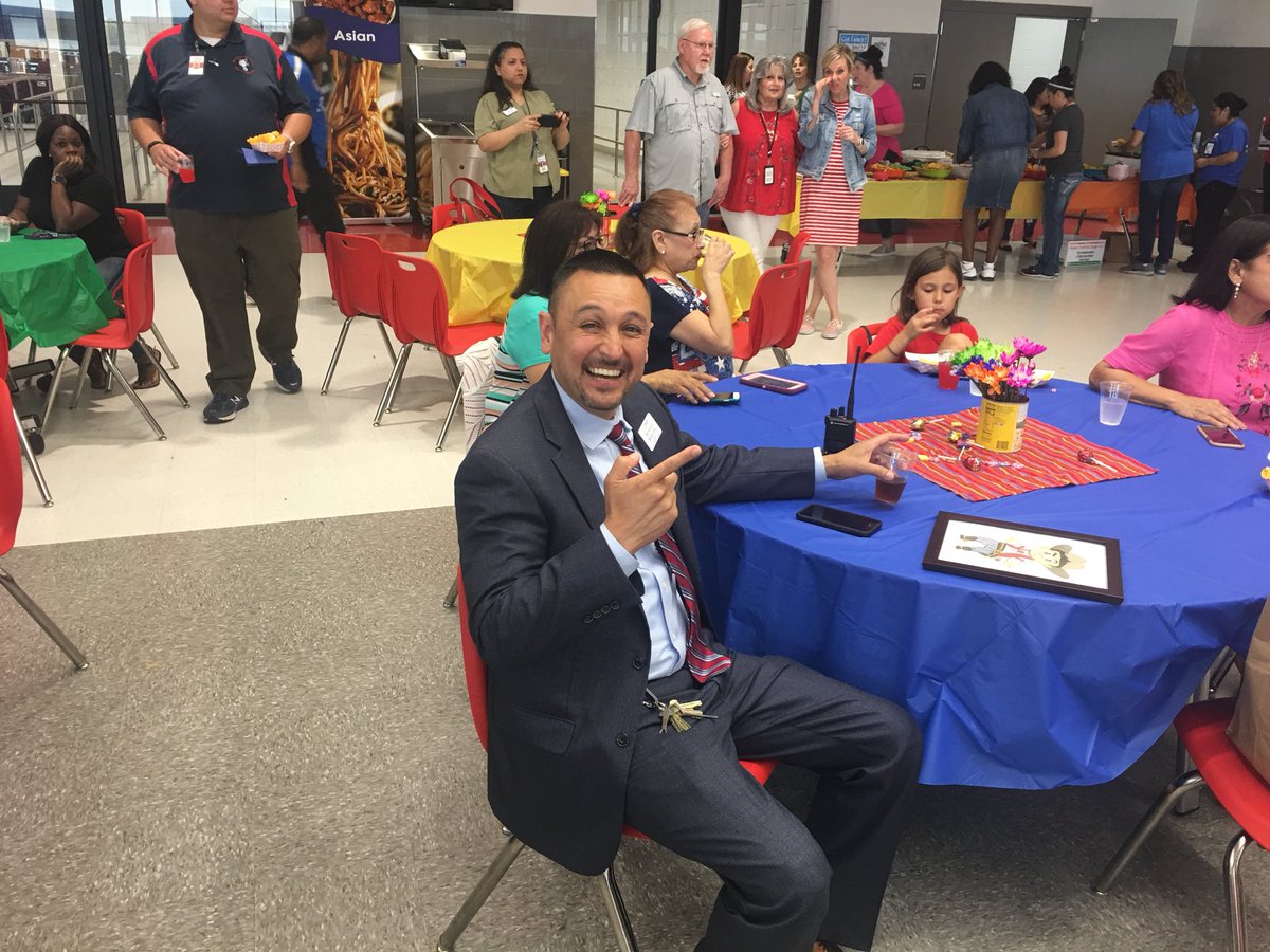 dacoachbrothers's tweet image. Thank you @fabenavides for your leadership and support of athletics while being the principal @SamHoustonHS #sampride #samside much success to you in your new endeavor!!!