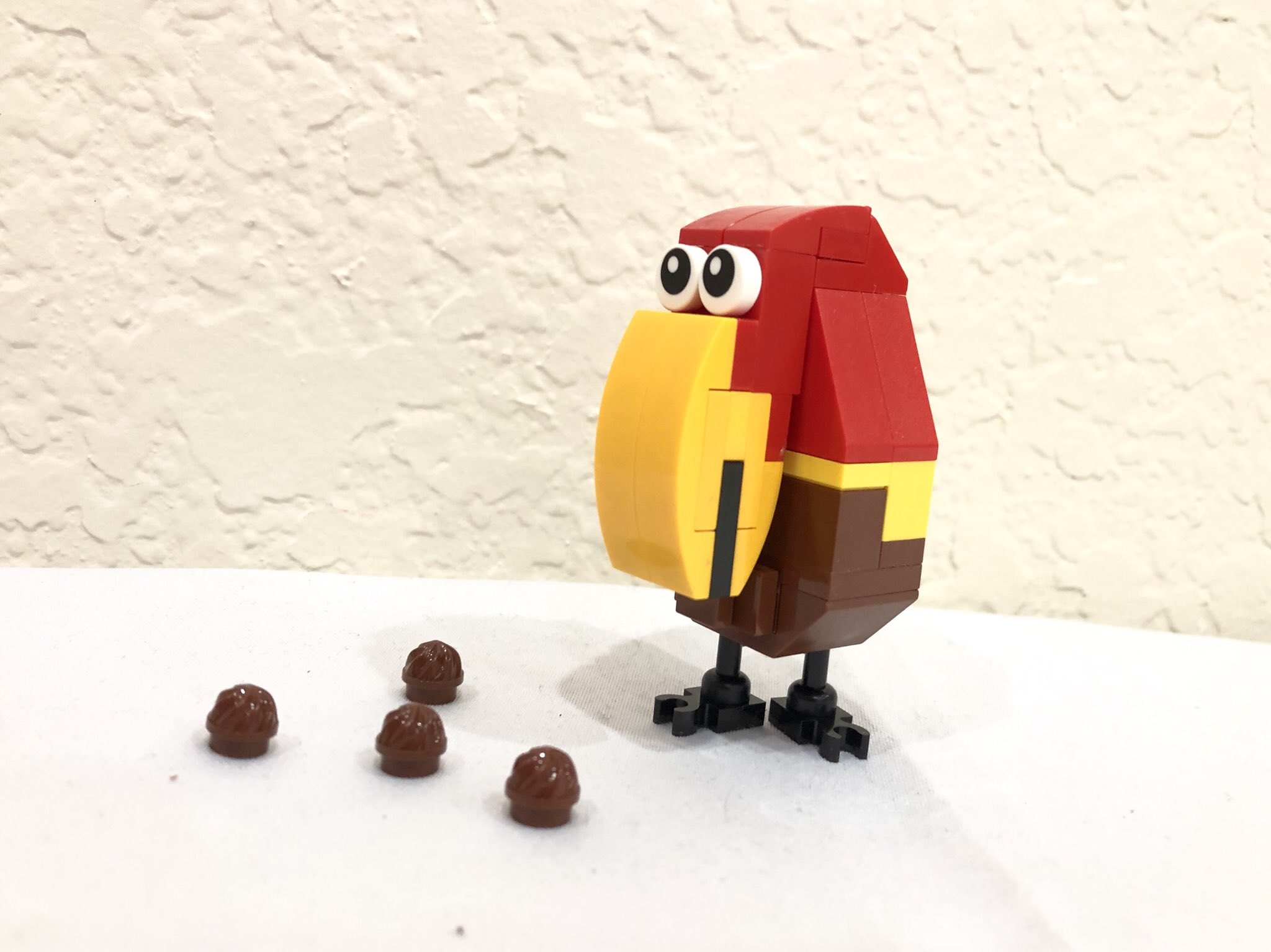 ジュネ レゴでキョロちゃん 作りました チョコボールのピーナッツ味のです ジュネ レゴでキョロちゃん 作りました チョコボールのピーナッツ味のです
