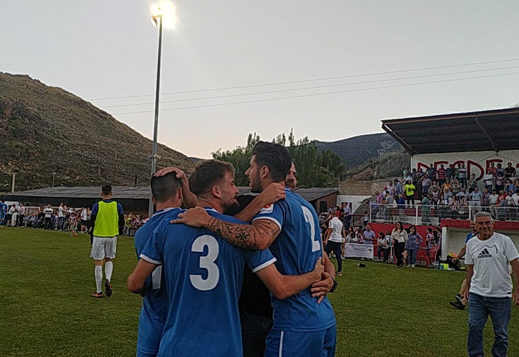 Esfuerzo, sacrificio, trabajo... Se acaban los adjetivos para describir el partidazo de hoy. Tremenda la capacidad de reponerse tras perder la ventaja inicial conseguida en San Ignacio. El lunes conoceremos rival en la 2ª eliminatoria. 

¡SEGUIMOS!

#EsePaloOé
💪🏼🔵⚪️